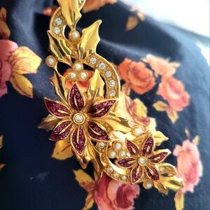 4/$20 🌟Lot of vintage brooch and heart scarf clip.